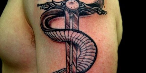 tattoos-de-cobra-con-espada-1