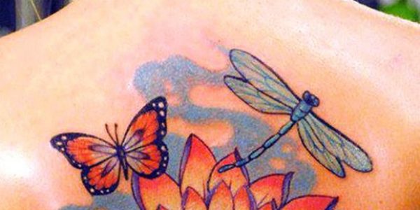 tattoos-de-libelulas-entre-flores-1
