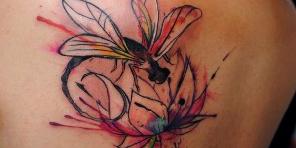 tattoos-de-libelulas-entre-flores-2
