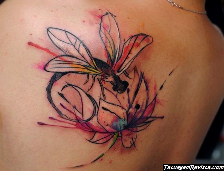 tattoos-de-libelulas-entre-flores-2