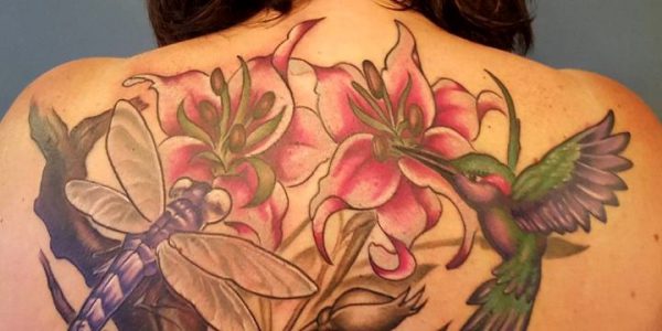 tattoos-de-libelulas-entre-flores