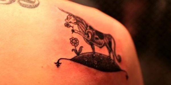 tattoos-de-touros-entre-flores-1