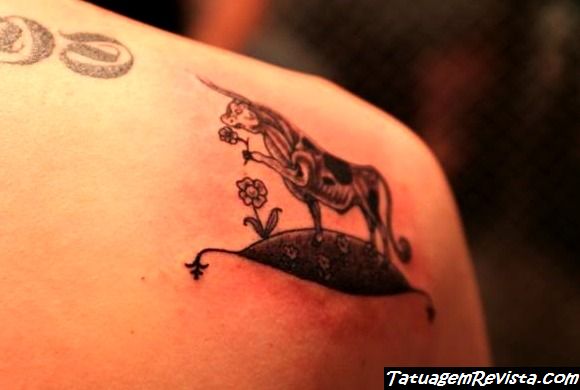 tattoos-de-touros-entre-flores-1