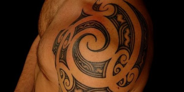 tattoos-maories-etnicos-en-los-ombros-2