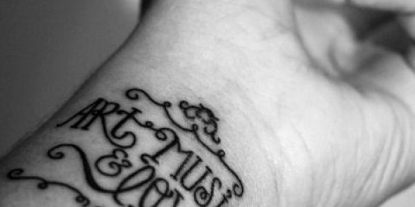 tatuagens-con-nomes-no-pulso-1