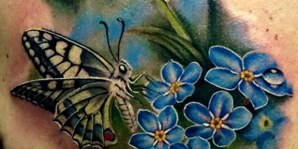 tatuagens-de-borboletas-entre-flores
