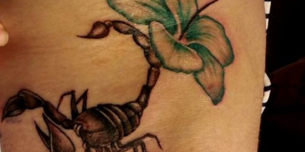 tatuagens-de-escorpio-con-flores-3