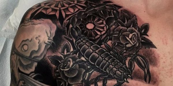 tatuagens-de-escorpio-con-flores-4