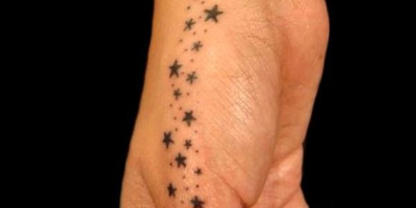tatuagens-de-estrelas-en-la-mano-y-la-pulso-2