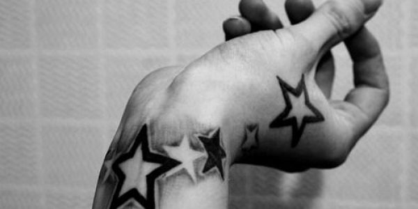 tatuagens-de-estrelas-en-la-mano-y-la-pulso