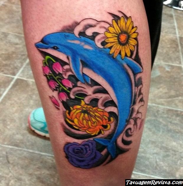 tatuagens-de-golfinhos-entre-flores-1