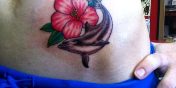 tatuagens-de-golfinhos-entre-flores-2