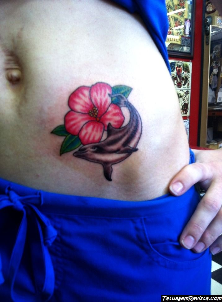 tatuagens-de-golfinhos-entre-flores-2
