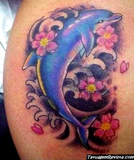 tatuagens-de-golfinhos-entre-flores