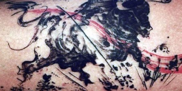 tatuagens-de-touro-embistiendo-1