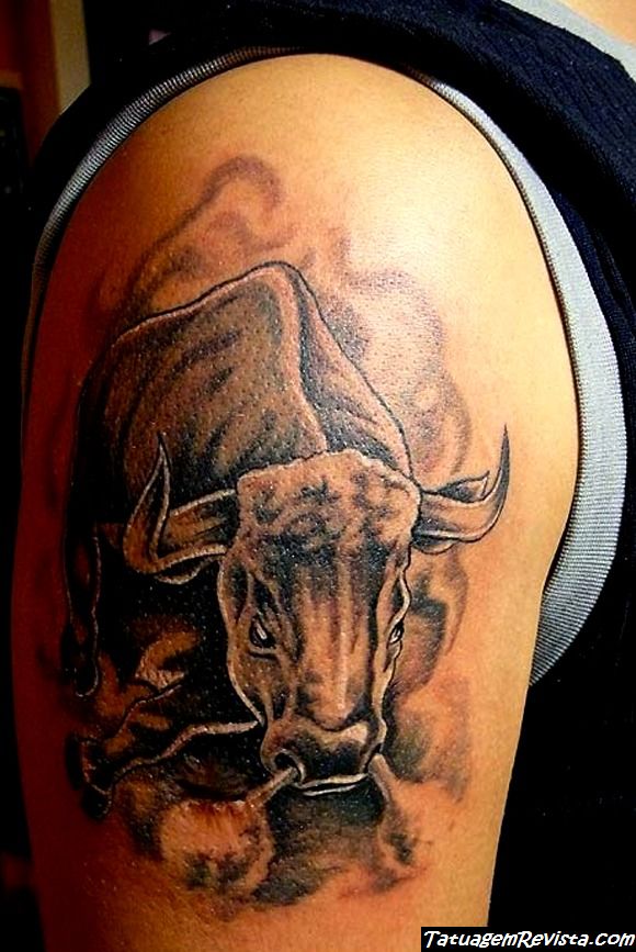 tatuagens-de-touro-embistiendo