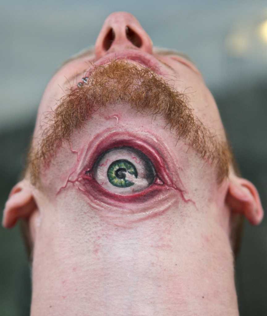 3d tatuagem no pescoço de um cara - de olho