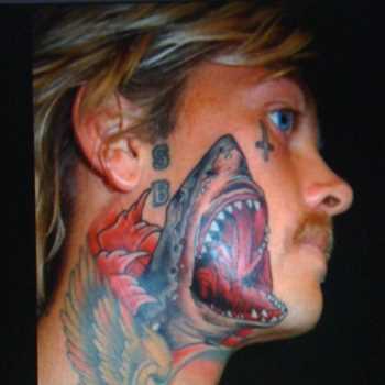 3d tubarão no rosto de um cara cores de tatuagem