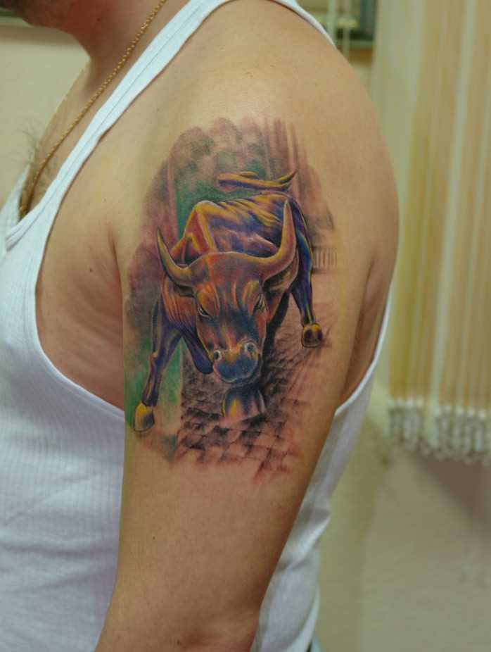 A bela cor de uma tatuagem no ombro de um cara - de- boi
