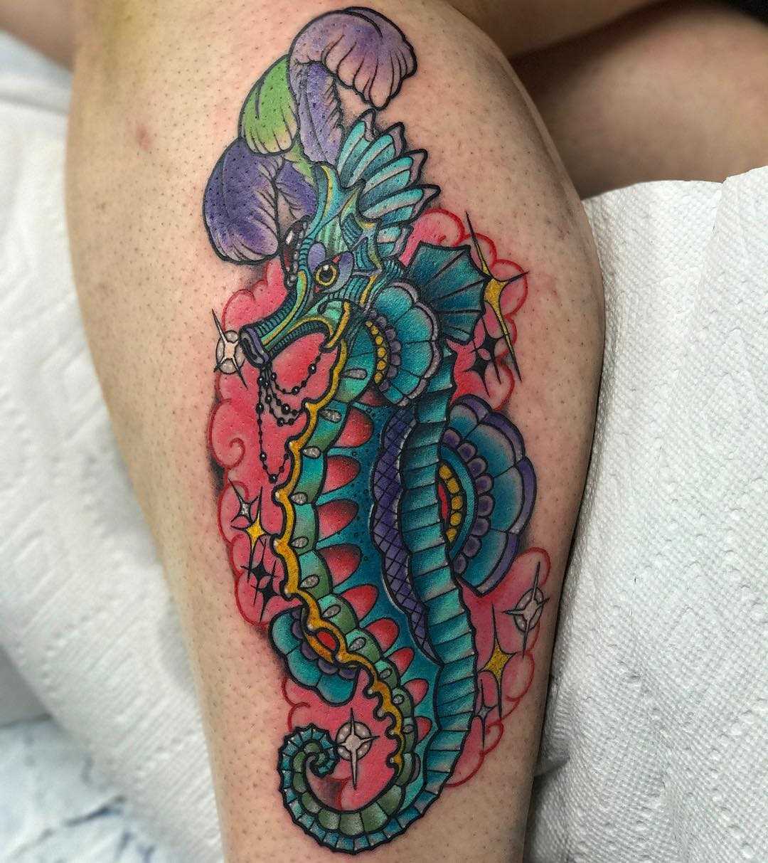 A bela tattoo do cavalo-marinho sobre a perna de um cara
