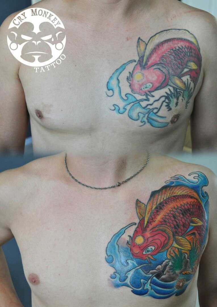 A carpa - tatuagem no peito de um cara