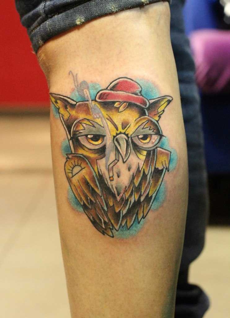 A coruja - de tatuagem na perna da menina