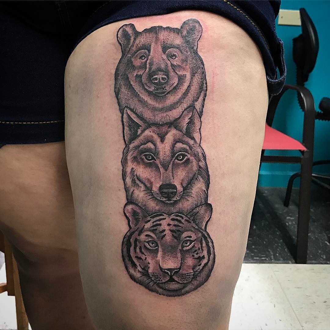 A figura do totem do urso da raposa e do tigre sobre o quadril da mulher