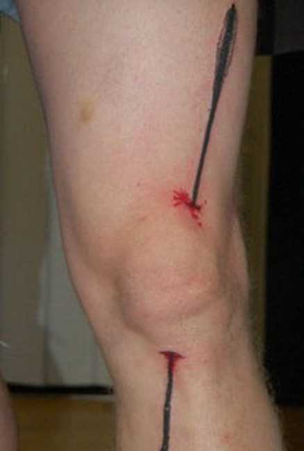 A flecha do protknuvshaia do joelho - 3d tatuagem do cara