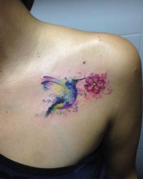 A foto da tatuagem de beija-flores no estilo aquarela na clavícula menina