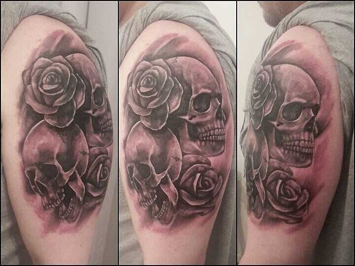 A foto da tatuagem de caveira com rosas em estilo gótico no ombro do cara