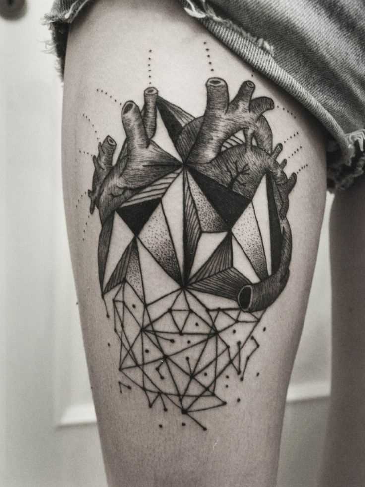 A foto da tatuagem de coração no estilo de geometria no quadril da menina