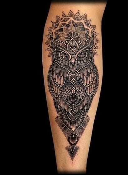 A foto da tatuagem de coruja em um estilo de geometria sobre a perna da menina