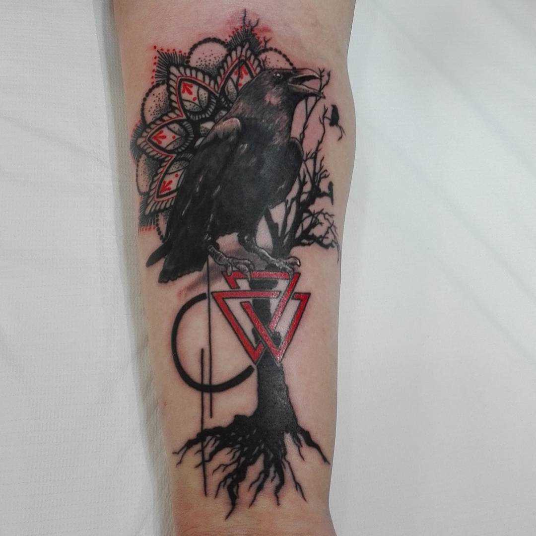 A foto da tatuagem de corvos em estilo gótico no antebraço cara