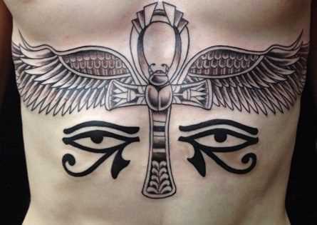 A foto da tatuagem de escaravelho em estilo egípcio sobre as costelas menina