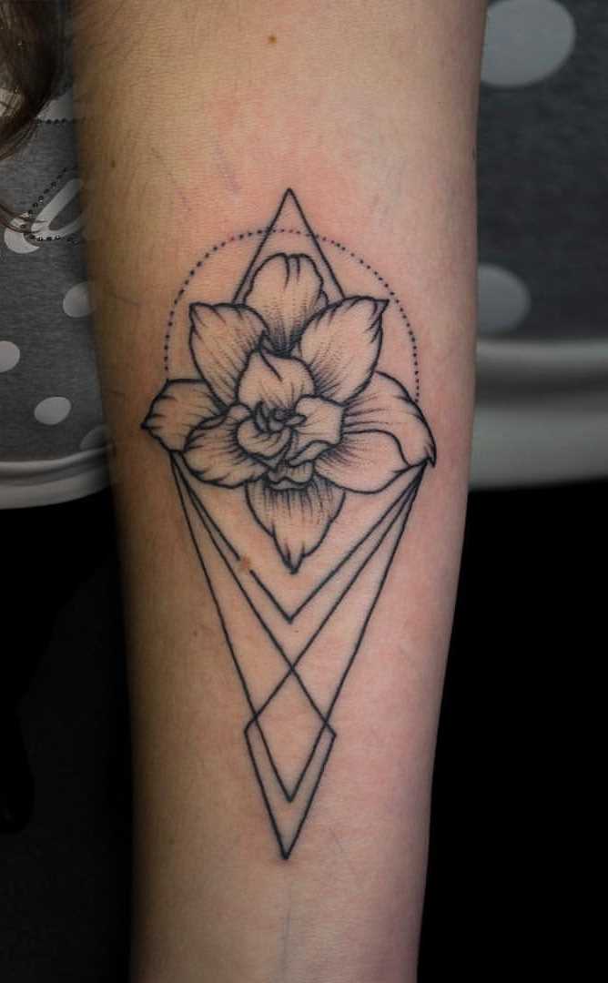 A foto da tatuagem de flor no estilo de geometria no antebraço da menina