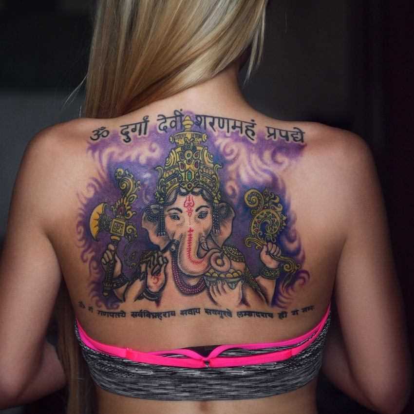 A foto da tatuagem de ganesh em estilo indiano, na parte de trás da menina