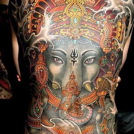 A foto da tatuagem de ganesh em estilo indiano, na parte de trás do cara