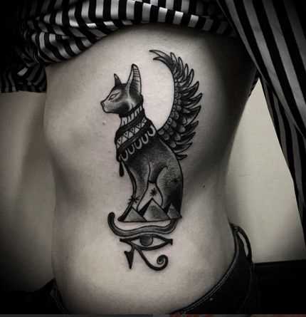 A foto da tatuagem de gato em estilo egípcio em seu lado garota