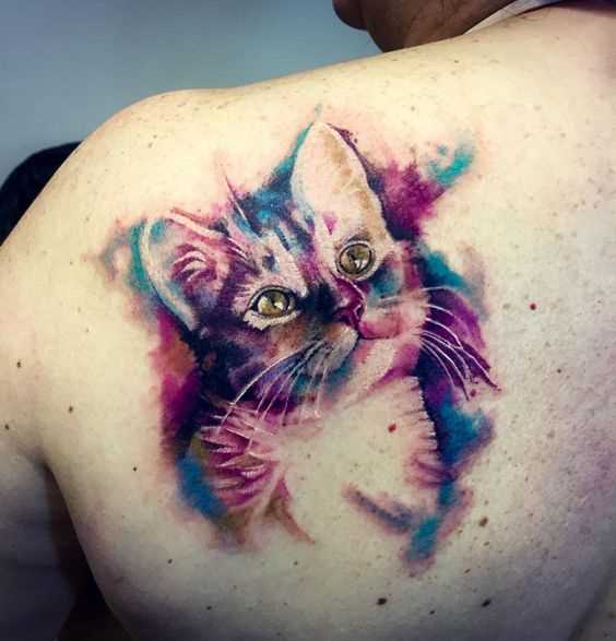 A foto da tatuagem de gato no estilo aquarela blade menina