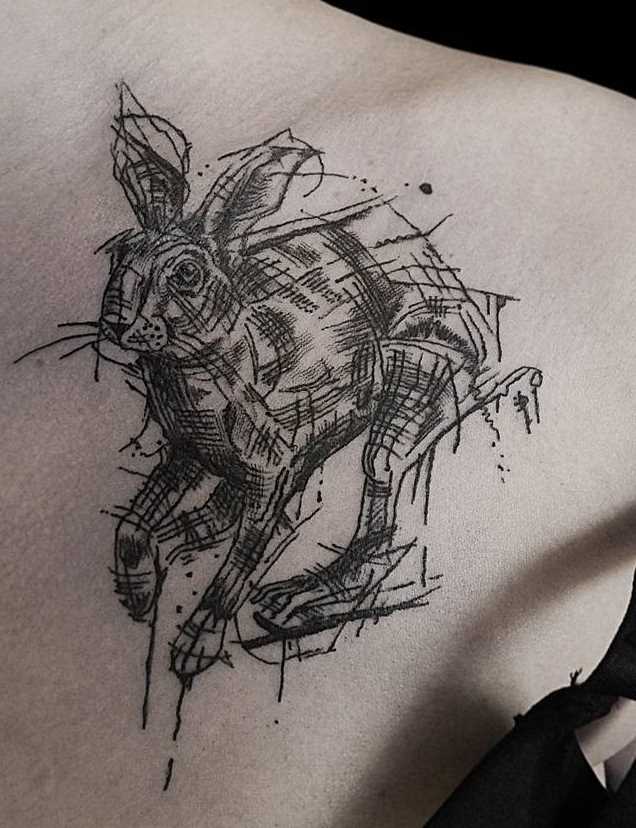 A foto da tatuagem de lebre no estilo de gráfico no peito da menina