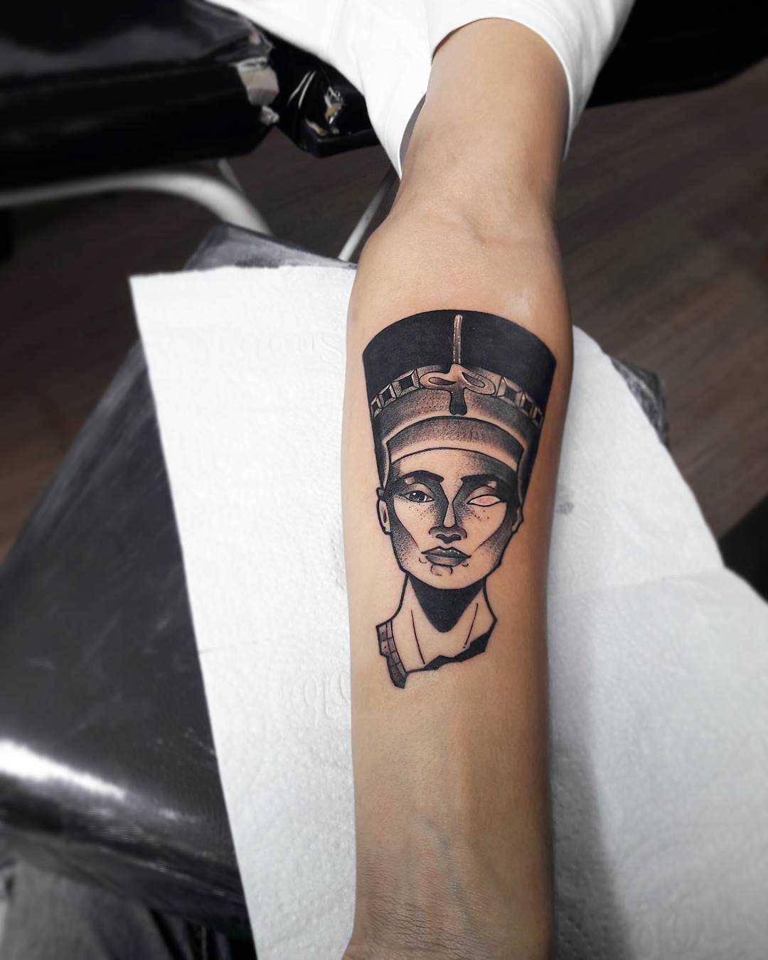 A foto da tatuagem de nefertiti em estilo egípcio no antebraço cara