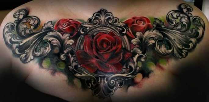A foto da tatuagem de rosas em estilo gótico no peito da menina