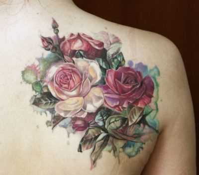A foto da tatuagem de rosas no estilo aquarela blade menina