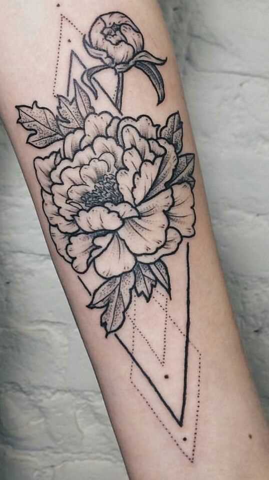 A foto da tatuagem de rosas no estilo de geometria no antebraço da menina