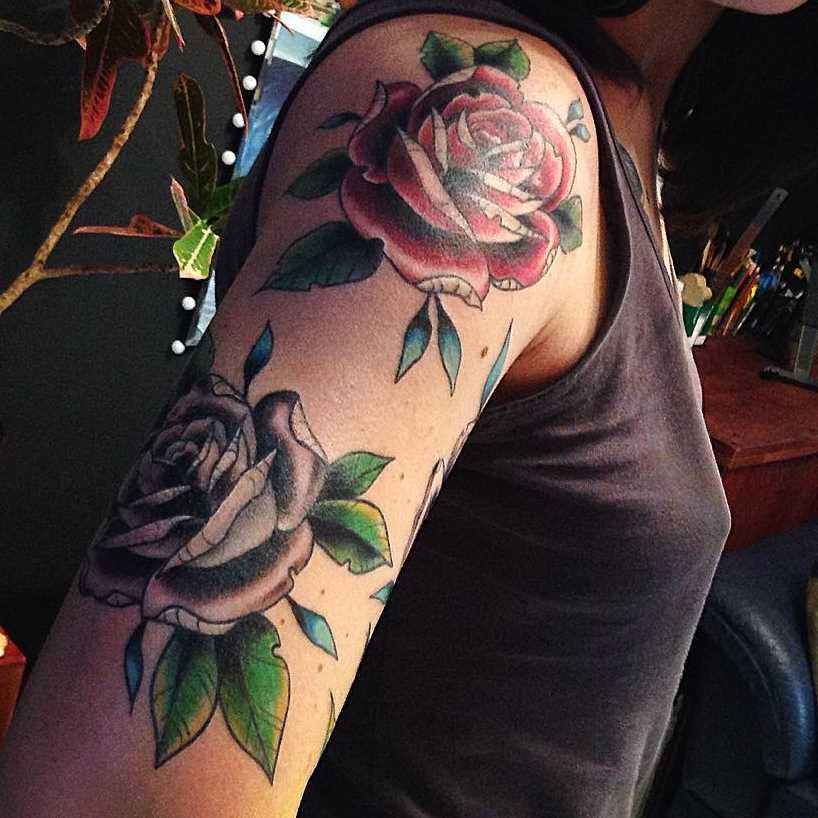 A foto da tatuagem de rosas no estilo newschool no ombro da menina