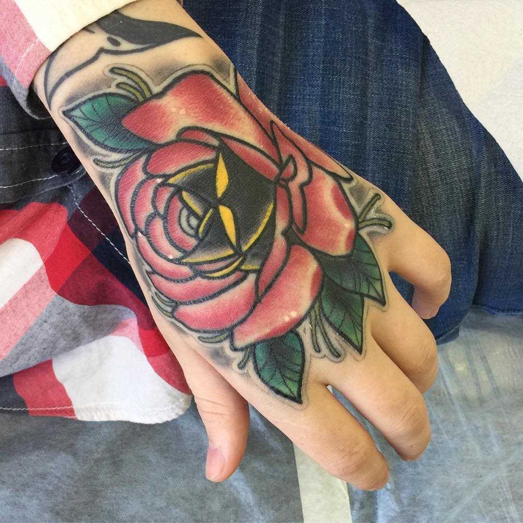 A foto da tatuagem de rosas no estilo newschool no pincel menina