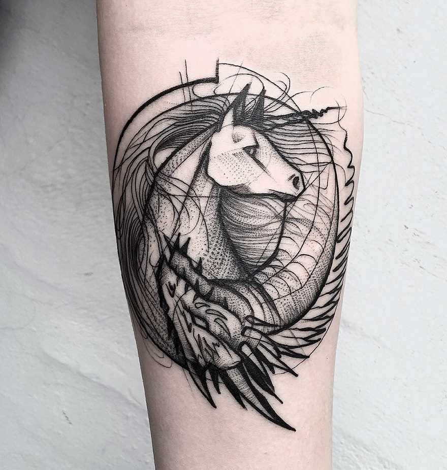 A foto da tatuagem de um cavalo no estilo de gráfico no antebraço da menina