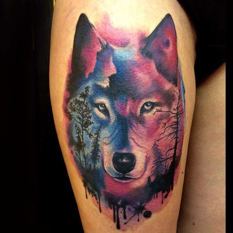 A foto da tatuagem de um lobo no estilo aquarela no quadril da menina