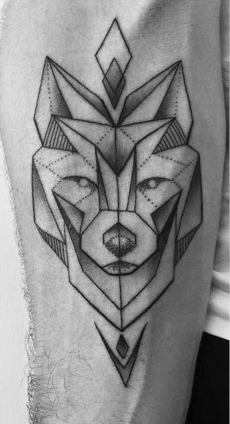 A foto da tatuagem de um lobo no estilo de geometria no antebraço cara