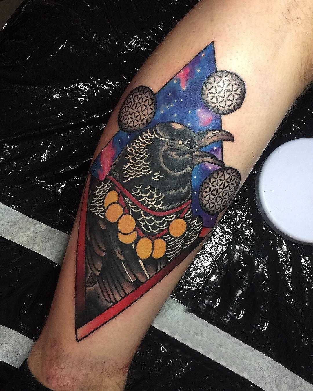 A foto da tatuagem de um pássaro no estilo newschool sobre a perna de um cara